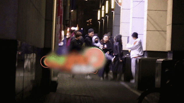 小太妹■喝多了？宋祖儿疑醉酒踢人像“太妹”，当事人称只是打招呼