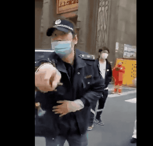 城管■嚣张！武汉官方回应城管拒绝测量体温、硬闯社区：已辞退