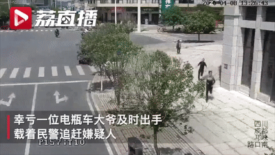 大爷@硬核大爷骑电瓶车载着民警追贼，边开边＂指导＂：你别开腔
