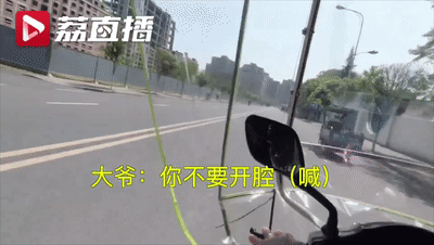 大爷@硬核大爷骑电瓶车载着民警追贼，边开边＂指导＂：你别开腔