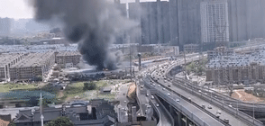 『发生火灾』月湖大市场起火 现场浓烟滚滚 空气中有刺鼻焦味