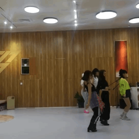 张萌：节目组怂了？张萌回应“姐姐们不收手机吗”：本来是要收的，但你懂的