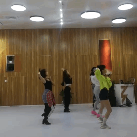 张萌：节目组怂了？张萌回应“姐姐们不收手机吗”：本来是要收的，但你懂的