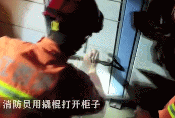 揪心!1岁娃被锁进快递柜,妈妈蹲地上急的掉眼泪