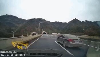 魂都吓出来!高速隧道竟然站了个人!网友:这谁能看得到