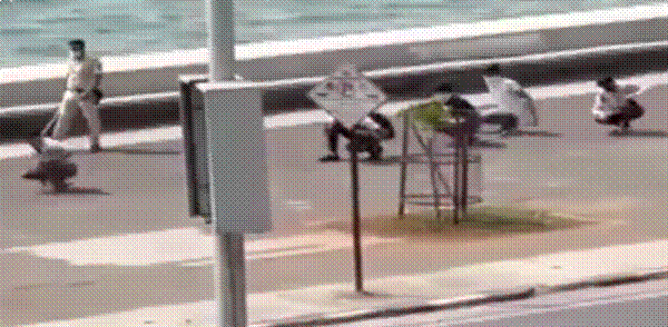 ■忍俊不禁！印度五名男子因没戴口罩被罚走“鸭子步”