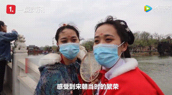 ■转身都难！上万游客挤满清明上河园石桥：密密麻麻