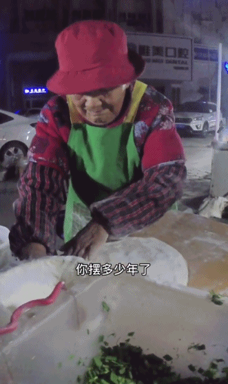 网友|96岁奶奶深夜摆摊30年！她的这席话，网友：通透又潇洒