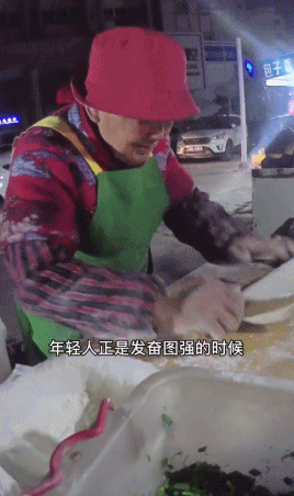 网友|96岁奶奶深夜摆摊30年！她的这席话，网友：通透又潇洒