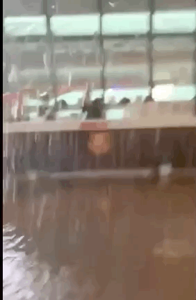 雷暴大风|武汉工地吊篮被吹动撞击大楼 2人死亡 火车站秒变＂水帘洞＂