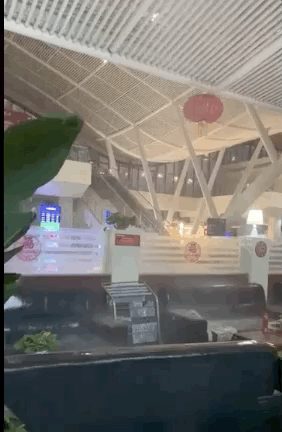 雷暴大风|武汉工地吊篮被吹动撞击大楼 2人死亡 火车站秒变＂水帘洞＂