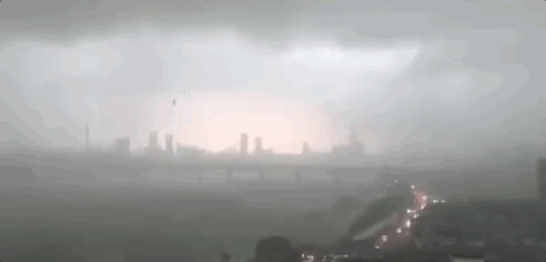 雷暴大风|武汉工地吊篮被吹动撞击大楼 2人死亡 火车站秒变＂水帘洞＂