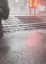 雷暴大风|武汉工地吊篮被吹动撞击大楼 2人死亡 火车站秒变＂水帘洞＂