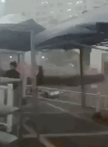 雷暴大风|武汉工地吊篮被吹动撞击大楼 2人死亡 火车站秒变＂水帘洞＂