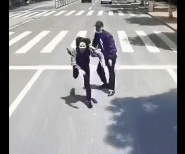 公交车|警方通报男子将女友推向公交车 网友众怒纷纷要求严惩