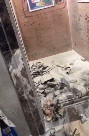 婴儿|可怕！电动车进电梯瞬间爆燃，一名5个月大婴儿未脱离危险