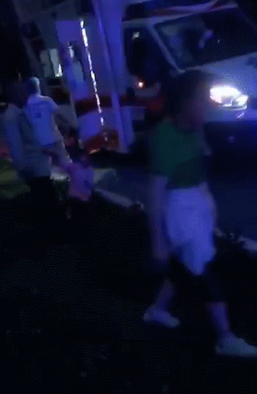 婴儿|可怕！电动车进电梯瞬间爆燃，一名5个月大婴儿未脱离危险