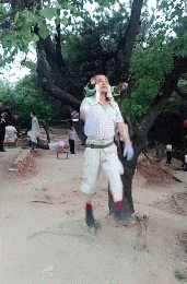 锻炼方法|惊人锻炼方式吓坏网友！沈阳大爷大妈把头挂树上锻炼，用具还获得了国家专利