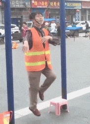 锻炼方法|惊人锻炼方式吓坏网友！沈阳大爷大妈把头挂树上锻炼，用具还获得了国家专利