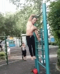 锻炼方法|惊人锻炼方式吓坏网友！沈阳大爷大妈把头挂树上锻炼，用具还获得了国家专利