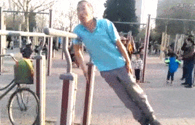 锻炼方法|惊人锻炼方式吓坏网友！沈阳大爷大妈把头挂树上锻炼，用具还获得了国家专利