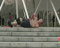 锻炼方法|惊人锻炼方式吓坏网友！沈阳大爷大妈把头挂树上锻炼，用具还获得了国家专利