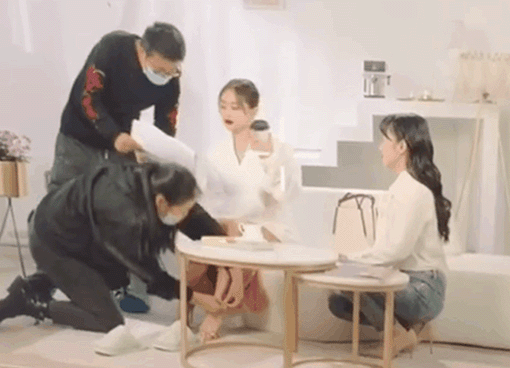 耍大牌|助理跪地给王子文穿鞋引争议 是正常工作还是伺候式服务？