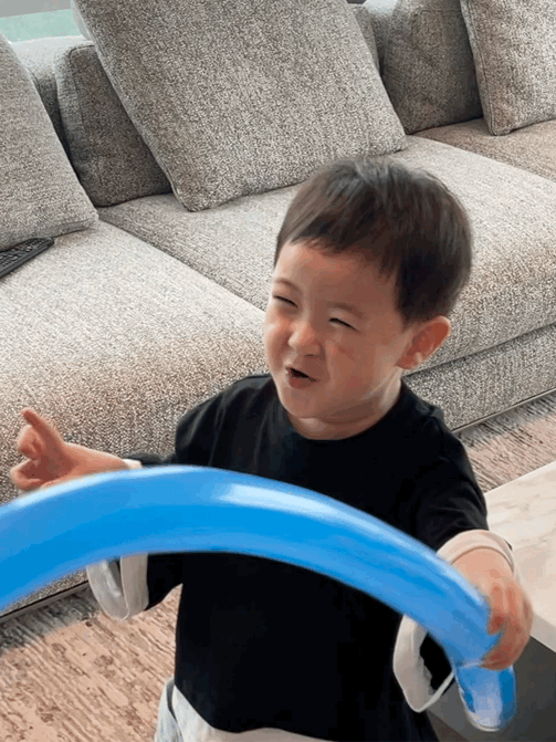 曝光量|沈腾3岁儿子正面照曝光 网友:喜剧界后继有人,和爸爸一模一样