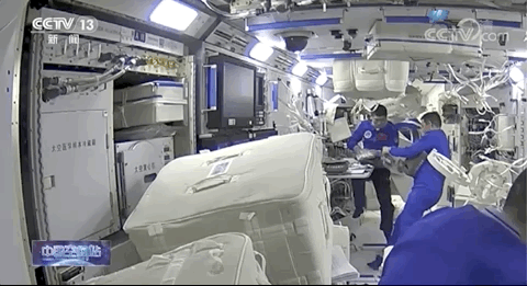 天舟|航天员“太空吃播”来了 网友：像极了边工作边吃饭的你