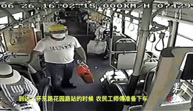 座椅|农民工怕弄脏座椅坐地上被扶起 司机:只要上车都是服务对象