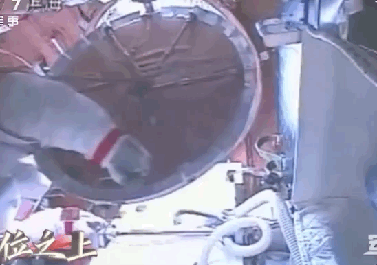 刘伯明|13年前出舱的惊险一刻！刘伯明神七出舱曾遇险情：展示国旗时，就准备好了牺牲