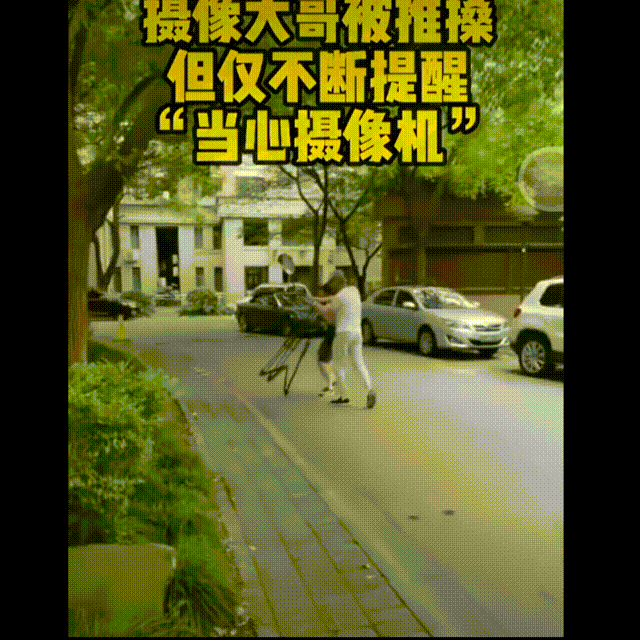 震怒!❗️❗️群租房东向女记者连挥三拳,推搡摄像师,警方深夜通报:刑拘