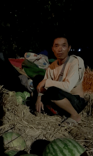 视频拍摄|泪目！路灯下卖西瓜的父亲看哭网友：父母为我们撑起了一片天
