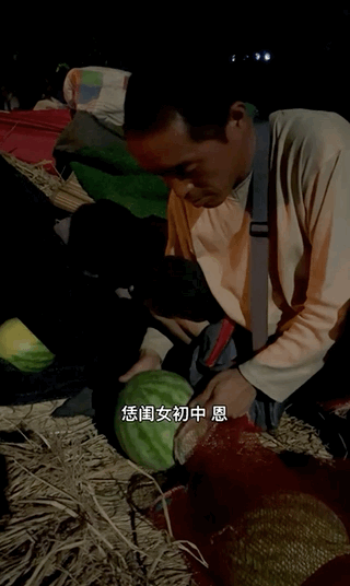 视频拍摄|泪目！路灯下卖西瓜的父亲看哭网友：父母为我们撑起了一片天
