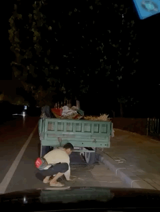 视频拍摄|泪目！路灯下卖西瓜的父亲看哭网友：父母为我们撑起了一片天