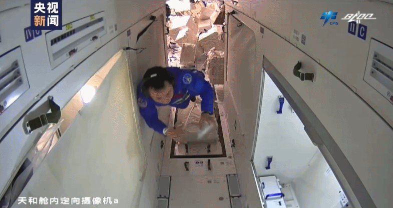 综合干预|新一季“太空生活”剧透来了 太空里也骑“动感单车”