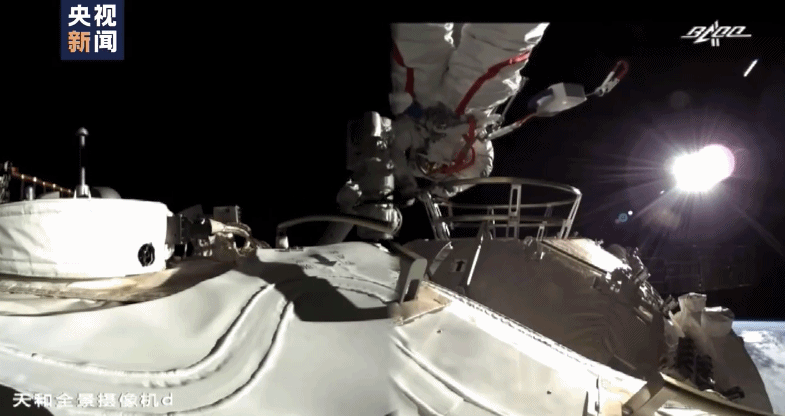 综合干预|新一季“太空生活”剧透来了 太空里也骑“动感单车”