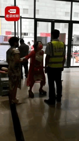 男子|嚣张！河南焦作一大妈拒扫码，还一巴掌抡倒防疫人员