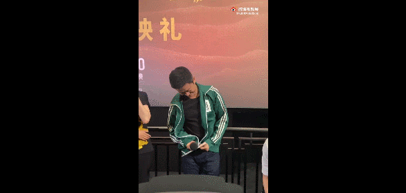 ■韩媒炒作吴京中国外套抄袭韩剧 没办法这衣服太火了