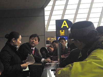 昨日上午，东航上海飞往北京MU564航班，因超售机票致40多名旅客不能登机。乘客与东航值班经理交涉，被要求签署放弃追诉声明，赔偿200元。 视频截图