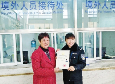 昨日上午，刘虹拿到了由公安部颁发的恢复国籍证书