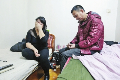 为照顾在北京治病的李亚恒，父亲李小强和母亲张满清在医院附近租了一间小房子。说起社会的援手，母亲流泪了。