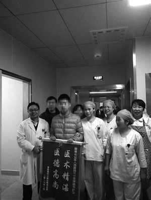 小王和他的父母带着锦旗前往北仑人民医院感谢救命恩人 通讯员供图