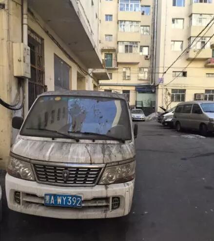 哈尔滨一小区私家车被集体泼粪