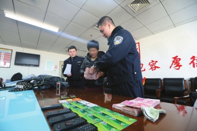 3月14日，唐女士在海淀公安分局预审大队取回被盗款。警方供图