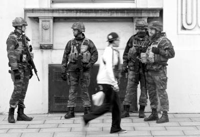 当地时间3月23日，军人在比利时首都布鲁塞尔市中心街头值守。新华社发