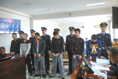 昨天，6名被告人出庭受审。京华时报记者赵思衡摄