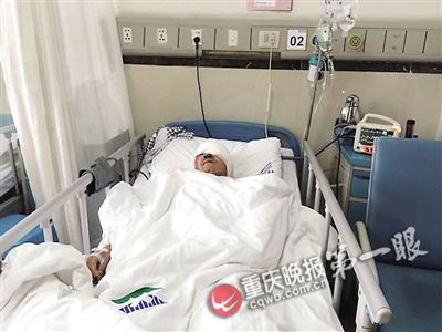 黄祖军躺在医院病床上