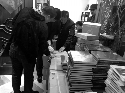 执法人员查获大量盗版书。北京文化执法总队供图