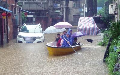 6月2日，救援人员在江西南昌新建区积水地带疏散居民。新华社发